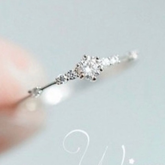 White gold ring 18k. Dainty ring. Comes in 18K white gold size 7 - Picture 2 of 6